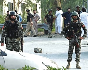 Militants kill seven security personnel in Pakistan
