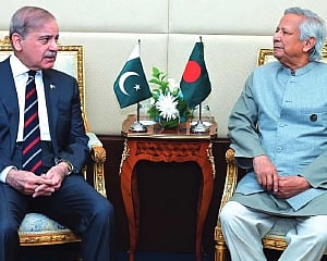 Pakistan PM holds meeting with Bangladesh’s Yunus