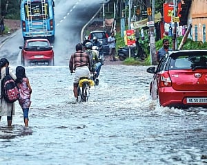Rain lashes central and southern Kerala; IMD issues alerts