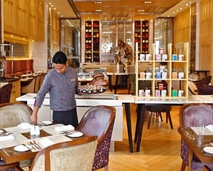 Customer can pay service charge on food bills voluntarily, restaurants can't impose it: Delhi HC