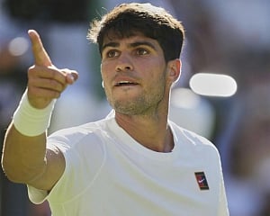 Wimbledon: 2-time defending champ Carlos Alcaraz needs 5 sets to beat Fabio Fognini in the 1st round
