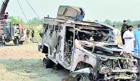 15 security officials killed in militant attack in Pak