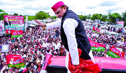 Akhilesh Yadav boards PDA rath for Raebareli visit