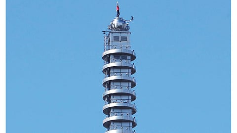American rock climber climbs Taipei skyscraper without ropes