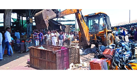 Azadpur APMC runs night raids to clear illegal vendors