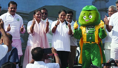 CM assures solution to Azadpur vendor issues