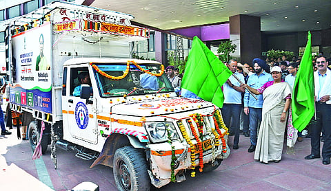 CM Rekha rolls out 13 mobile heat relief units