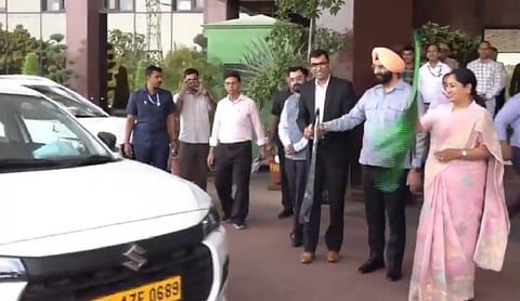 Delhi CM Rekha Gupta Launches Uber Carpool Service at Airport to Promote Shared Mobility