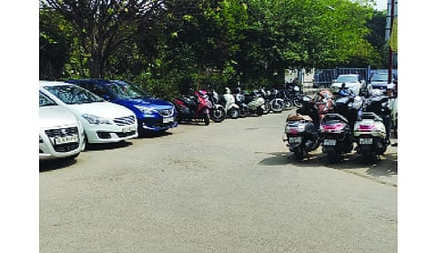 DU warns students against roadside parking, cites emergency access issues