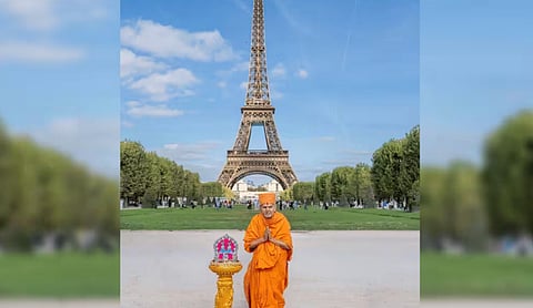 Mahant Swami Maharaj, Hindu spiritual leader, in front of the Eiffel Tower on September 5, 2026, in Paris. (BAPS / TELEGRAM)