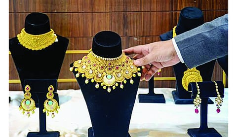 Gold extends slide to Rs 1.48 lakh per 10 gm in Delhi