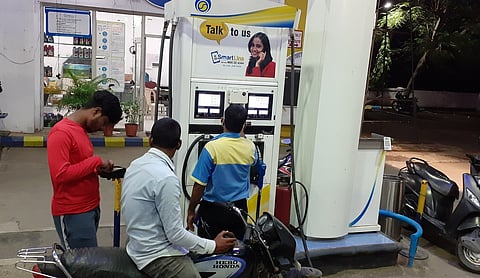 A motorcyclist is served at a Bharat Petroleum fuel station near Nagpur. Representational image. Photo: Ganesh Dhamodkar/Wikimedia Commons (CC BY-SA 4.0).