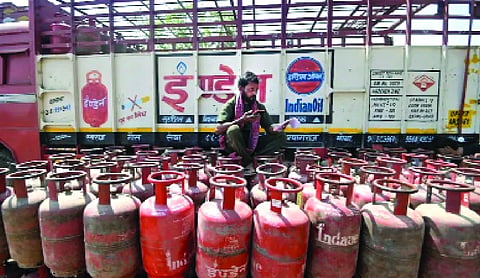 Govt bans sale of LPG cylinders directly from godowns