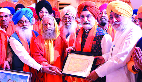 LG flags off jatha for Sri Hemkunt Sahib Yatra