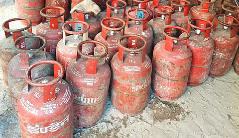 Police bust LPG racket, 125 cylinders seized