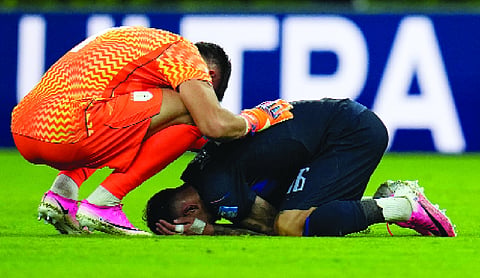 Spain wins its World Cup group, beating Uruguay, Muslera’s error sends 2-time champion home