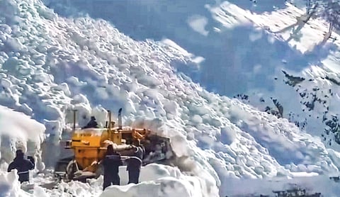 Srinagar–Leh highway shut after avalanche strike