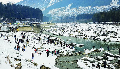 Tourists stranded in Manali snow; long line of vehicles amble over blanket of white