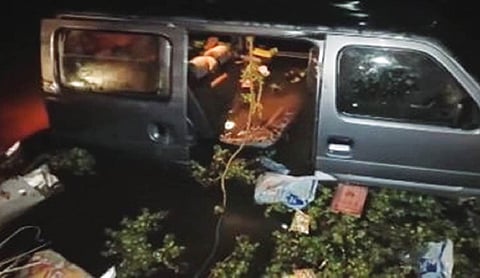 Van falls into pond, 4 family members die