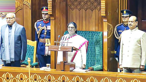 Viksit Bharat, swadeshi above politics: President