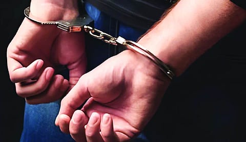Woman held for supplying firearms to gangsters