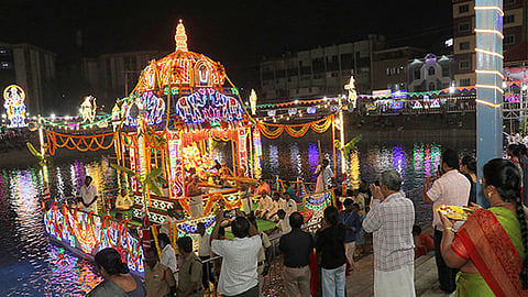 திருப்பதி தெப்போற்சவம்.. தெப்பத்தில் எழுந்தருளி அருள்பாலித்த கல்யாண வெங்கடேஸ்வரர்