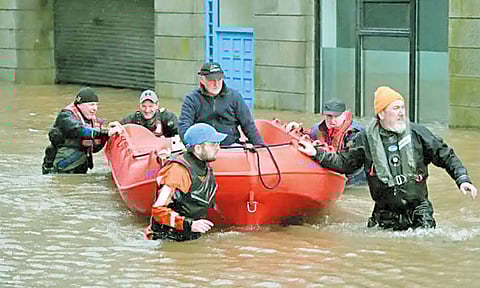 இங்கிலாந்தை உலுக்கும் ‘சந்திரா’ புயல்.. 10 ஆயிரம் வீடுகள் இருளில் மூழ்கின