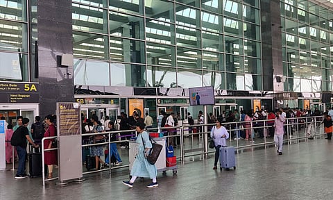 பையில் 2 வெடிகுண்டுகள்... விமான நிலையத்தில் விளையாட்டாக கூறிய தொழிலதிபர்; அடுத்து நடந்தது...