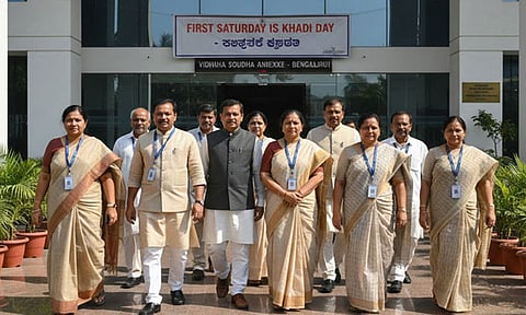அரசு ஊழியர்கள் கதர் ஆடை அணிவது கட்டாயம் - கர்நாடக அரசு உத்தரவு