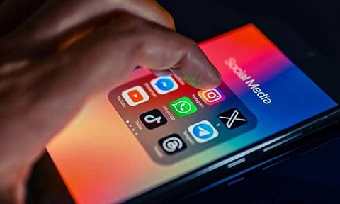 பிரான்சில் சிறுவர்கள் சமூக வலைதளங்களை பயன்படுத்த தடை - நாடாளுமன்றத்தில் மசோதா தாக்கல்