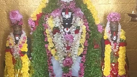 சிறப்பு அலங்காரத்தில் கோம்புப்பாளையம் சீனிவாச பெருமாள்