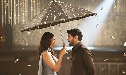 ஐதராபாத்தில் மிருணாள்…துல்கருடன் புகைப்படம்: ‘சீதா ராமம் 2’ வருகிறதா?