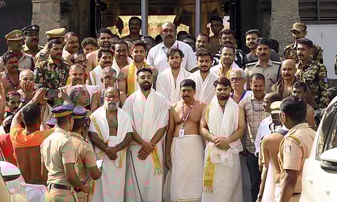 கேரளா: பத்மநாபசுவாமி கோவிலில் இந்திய கிரிக்கெட் அணி வீரர்கள் சாமி தரிசனம்