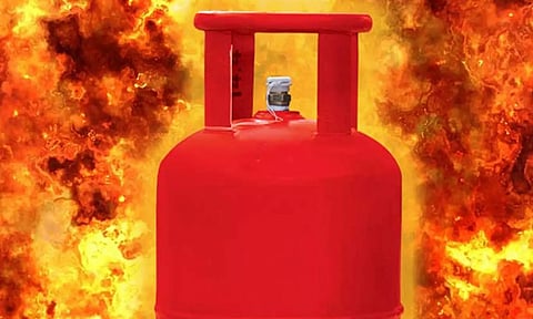 சிவகங்கை: வீட்டில் கியாஸ் சிலிண்டர் வெடித்து 3 பேர் படுகாயம்