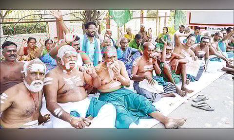 திருச்சி: கலெக்டர் அலுவலகம் முன்பு எலியை கவ்விக்கொண்டு விவசாயிகள் போராட்டம்