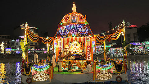 திருப்பதி தெப்போற்சவம்.. அலங்கரிக்கப்பட்ட தெப்பத்தில் வலம் வந்து அருள்பாலித்த கோவிந்தராஜ சுவாமி