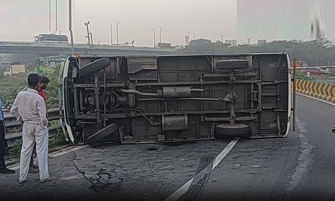 சென்னை: பள்ளி வேன் சாலையில் கவிழ்ந்து விபத்து