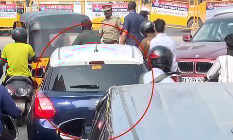 மு.க.ஸ்டாலின் காருக்கு வழிவிட சிக்னலில் நிறுத்தப்பட்ட விஜய் கார்