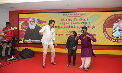 அரங்கம் அதிர.. விசில் பறக்கவே.. மேடையில் நடனமாடிய விஜய்!