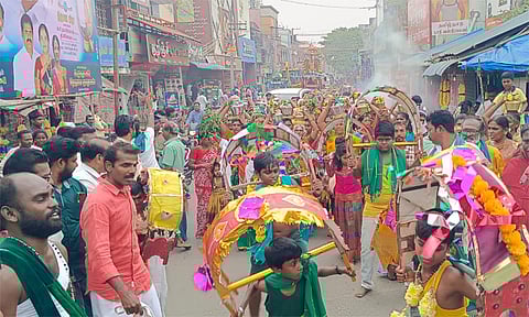 சீர்காழி ரயிலடி மார்க்கோனி மந்திராலயா கார்டன் முருகன் கோவிலுக்கு காவடிகள் எடுத்துச் சென்ற பக்தர்கள்