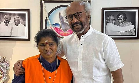 தூய்மைப் பணியாளரின் நேர்மையை பாராட்டி தங்கச் சங்கிலியை பரிசளித்த ரஜினிகாந்த்