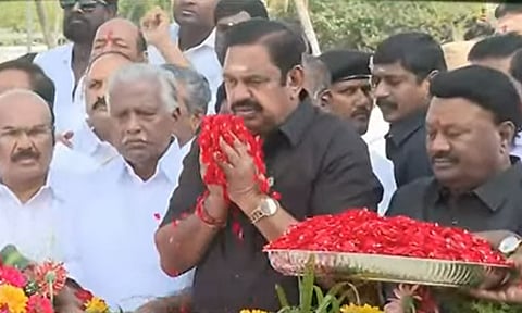 அண்ணா நினைவிடத்தில் எடப்பாடி பழனிசாமி மலர்தூவி அஞ்சலி