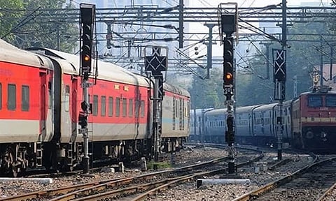 ஒடிசாவில் சென்னை எக்ஸ்பிரஸ் ரெயிலின் 3 பெட்டிகள் தடம் புரண்டன