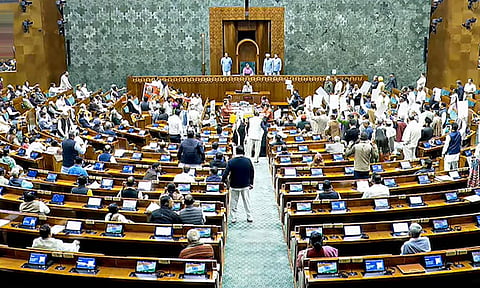 பிரதமர் நாற்காலியை நோக்கி பாய்ந்த பெண் எம்.பி.க்களால் பரபரப்பு