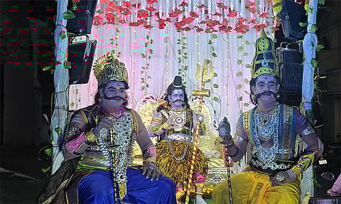 சிவன், ராஜராஜ சோழன், ராஜேந்திர சோழன் வேடம் அணிந்து வந்த பக்தர்கள்.