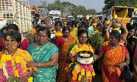 அக்னி சட்டி ஏந்தி வந்த பக்தர்கள்