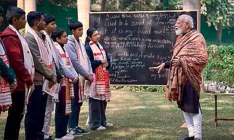 சமூக வலைதளங்களில் நேரத்தை வீணாக்காதீர்கள் - மாணவர்களுக்கு பிரதமர் மோடி அறிவுரை