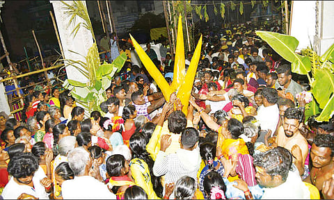 பழனி மாரியம்மன் கோயில் மாசி திருவிழா முகூா்த்தக்கால் நடுதலுடன் இன்று தொடக்கம்