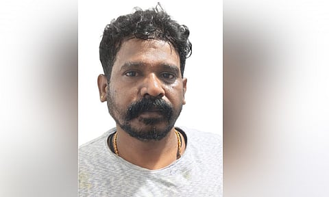 நடந்து சென்றவரிடம் பணம் கேட்டு அரிவாளால் தாக்க முயன்றவர் கைது