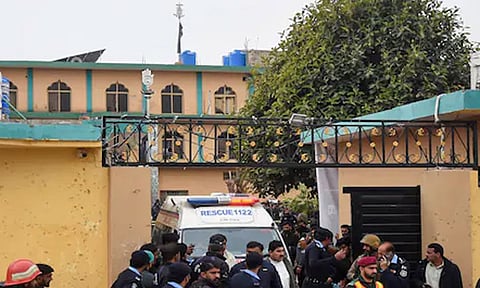 பாகிஸ்தான்: மசூதியில் நடந்த தாக்குதலுக்கு ஐஎஸ்ஐஎஸ் பெறுப்பேற்பு